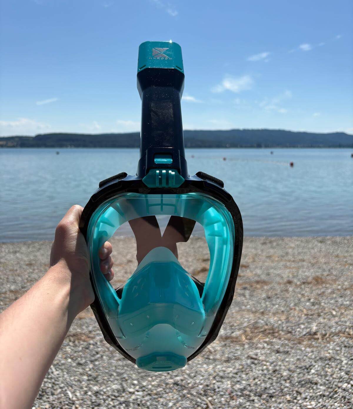 Khroom Seaview Pro Schnorchelmaske wird vor dem Bodensee in der Hand gehalten – bereit für den Test