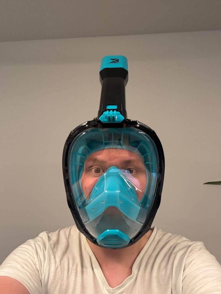 Schnorchler mit getragener Khroom Seaview Pro Maske bei der Anprobe