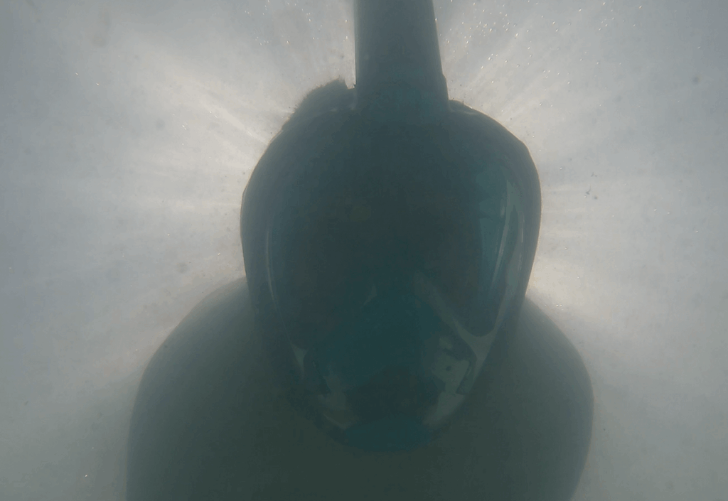 Schnorchler unter Wasser mit aufgesetzter Khroom Seaview Pro Maske beim Testeinsatz