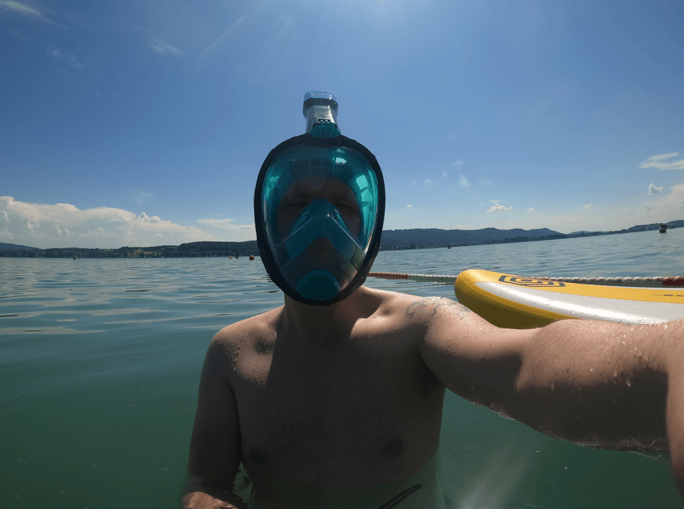 Schnorchler trägt die Maske im Wasser bevor er abtaucht