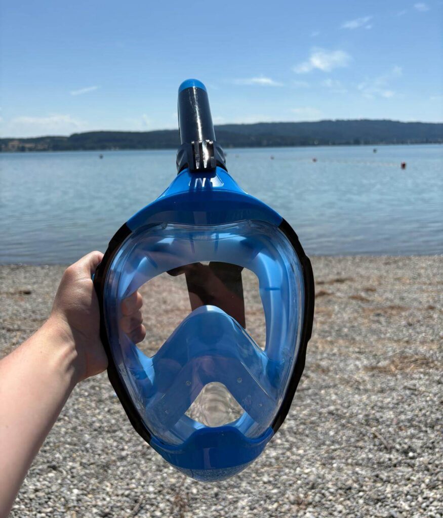 Schnorchelmaske Khroom Seaview Y in der Hand gehalten am Seeufer vor dem Test