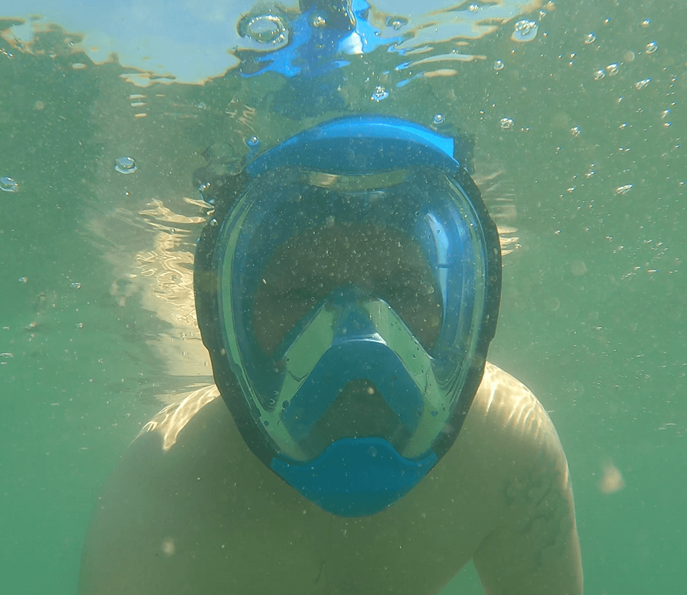 Schnorchler mit Khroom Seaview Y unter Wasser beim Praxistest