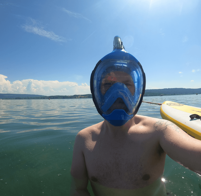 Person trägt die Seaview Y Maske vor dem Einstieg ins Wasser
