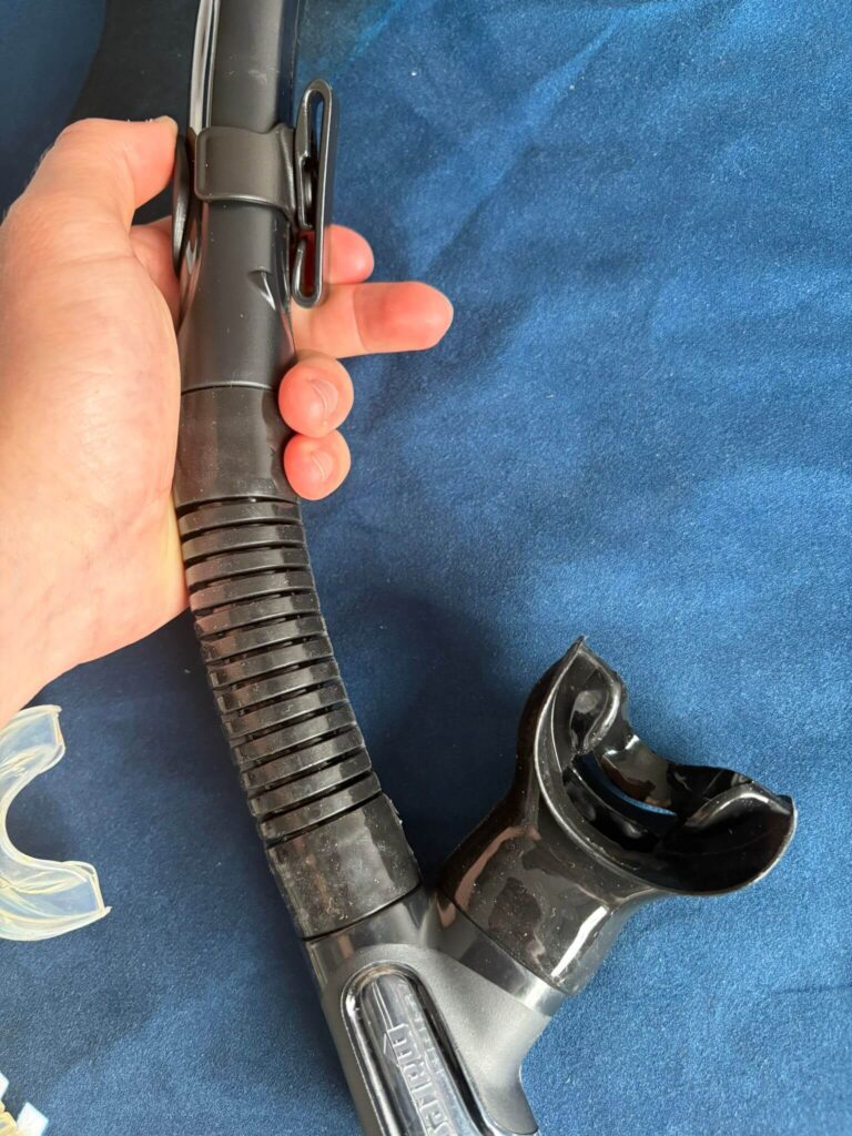 Detailaufnahme des Clips & Mundstücks am Schnorchel