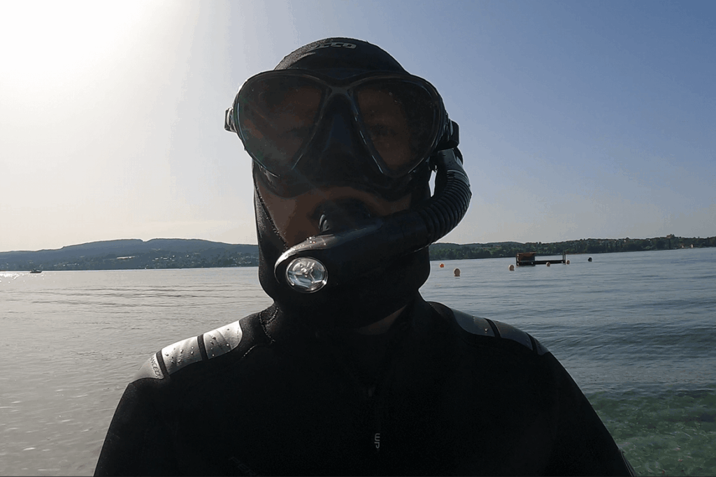 Befestigter Schnorchel an Maske mit sonnigem Hintergrund