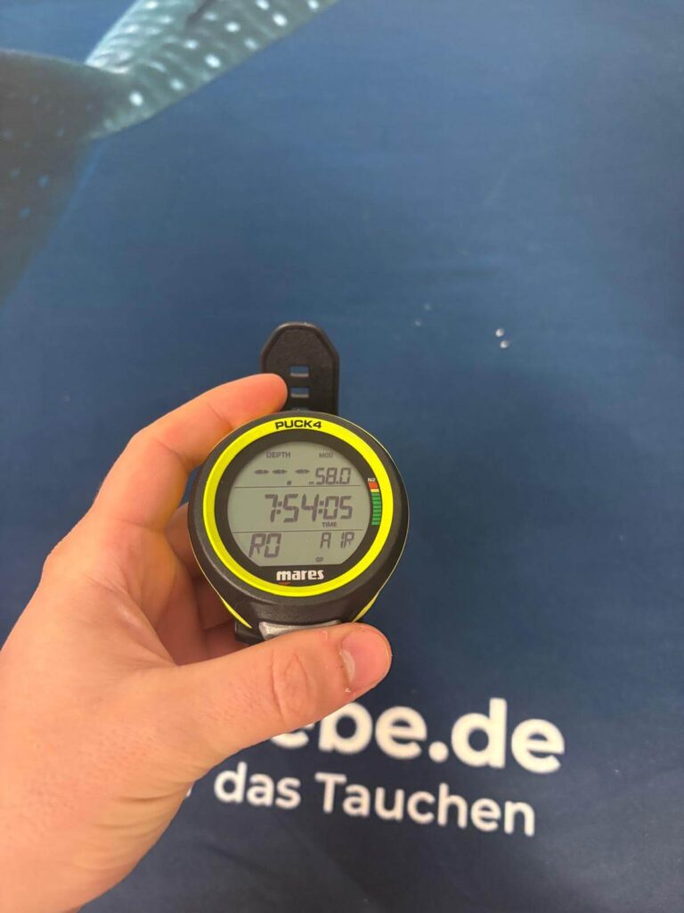 Detailaufnahme Tauchcomputer Display auf Tauchliebe.de Handtuch