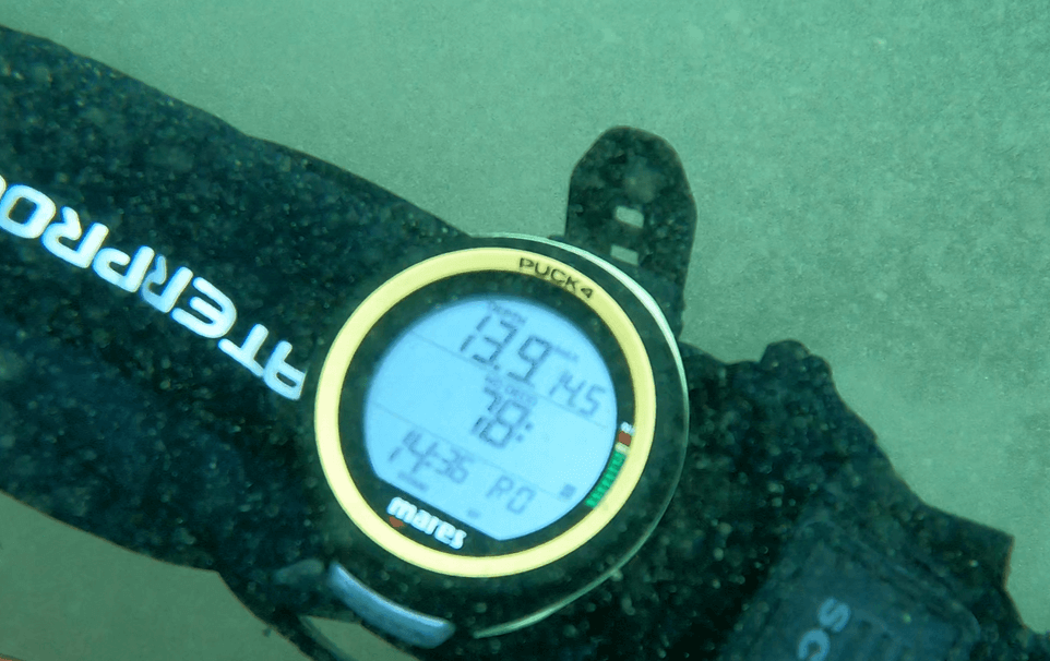 Mares Puck 4 Tauchcomputer Display unter Wasser bei Tauchgang