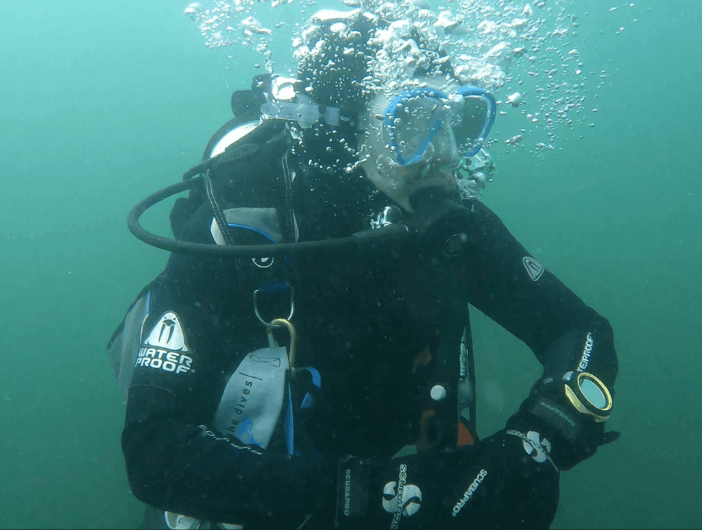 Taucher testet Mares Puck 4 Tauchcomputer unter Wasser