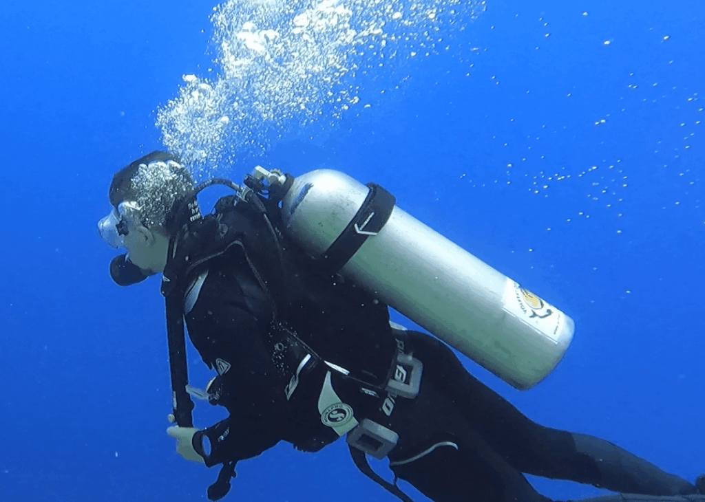 Mares Puck Pro Plus wird von einem jungen Taucher Unterwasser getestet