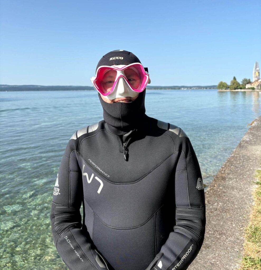 Taucher testet den Tragekomfort der Mares X-Vision Ultra LiquidSkin Maske vor dem Abtauchen