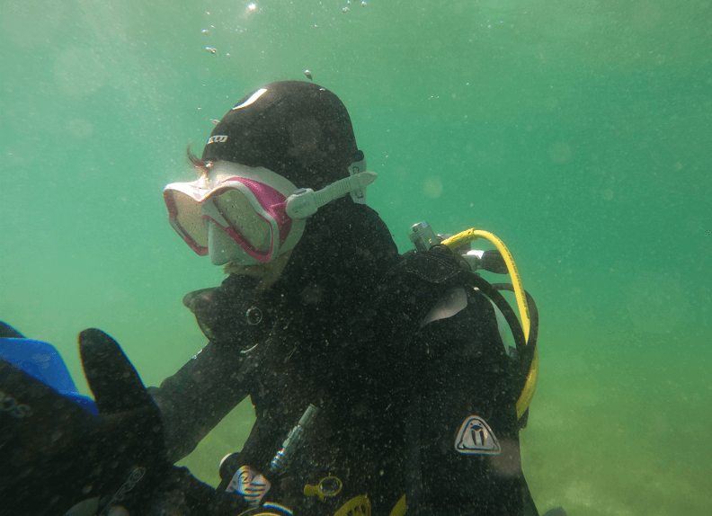 Seitliche Unterwasseraufnahme der Mares X-Vision Ultra LiquidSkin beim Tauchgang

