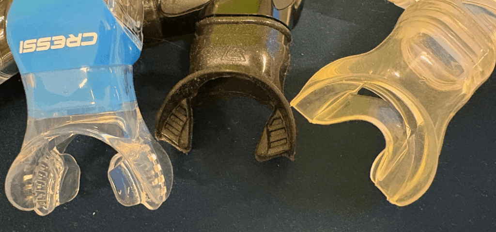 Nahaufnahme von dreiSchnorchel Mundstücken