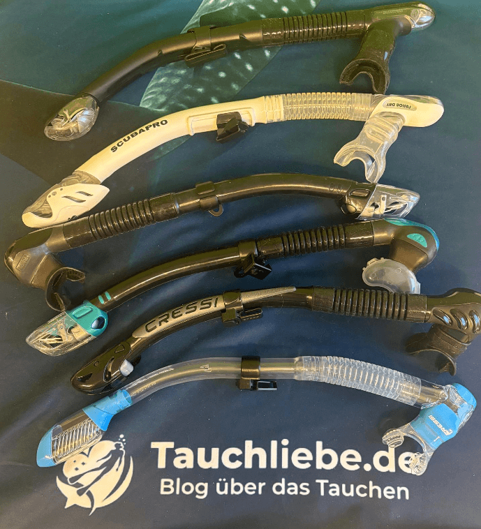 6 Schnorchel liegen nebeneinander auf einem Tauchliebe.de Handtuch