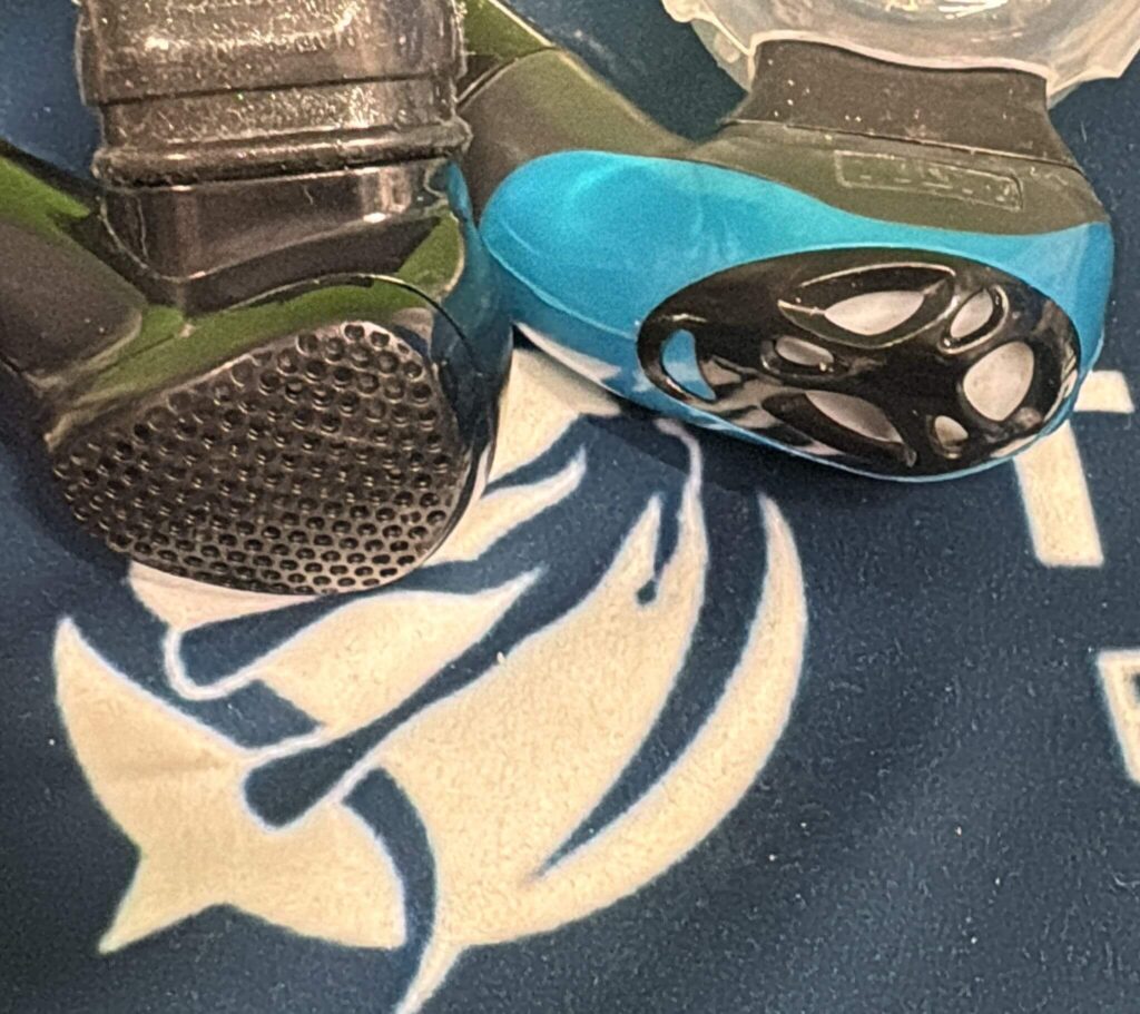 Zwei verschieden gestaltene Ausbalsventile an der Schnorchel unterseite