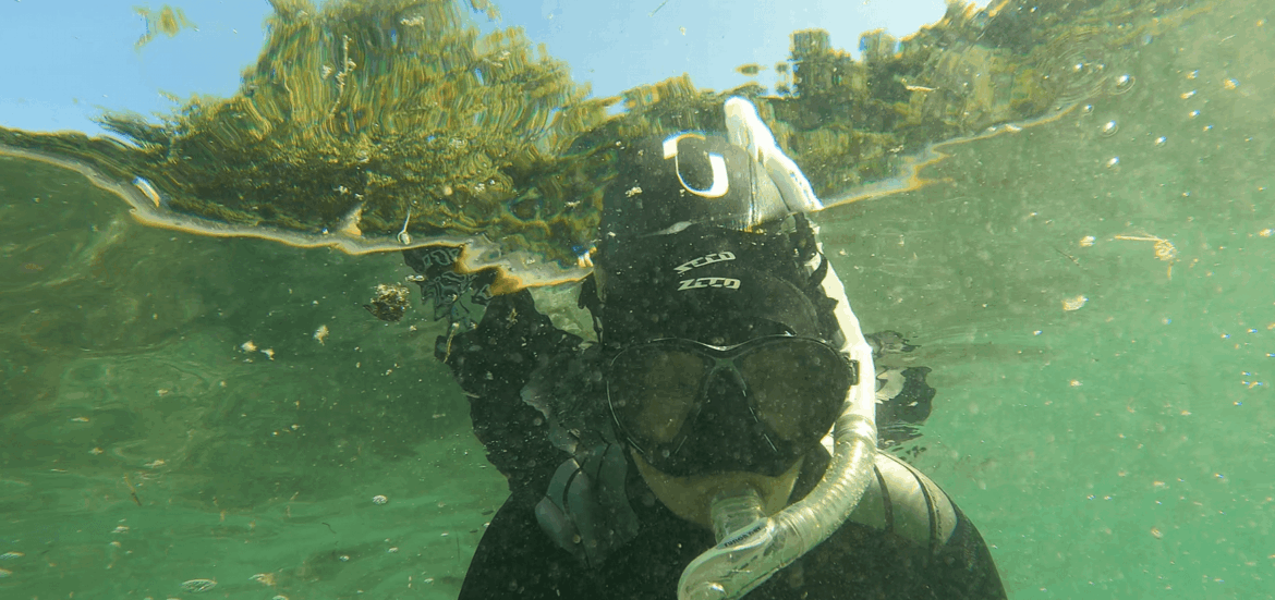 schnorchler testet weißen schnorchel unterwasser