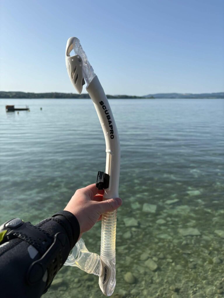 Scubapro Fusion Dry Schnorchel in der Hand vor See gehalten