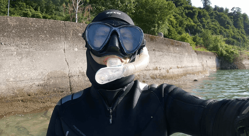 Scubapro Fusion Dry befestigt an Tauchmaske im Tragetest