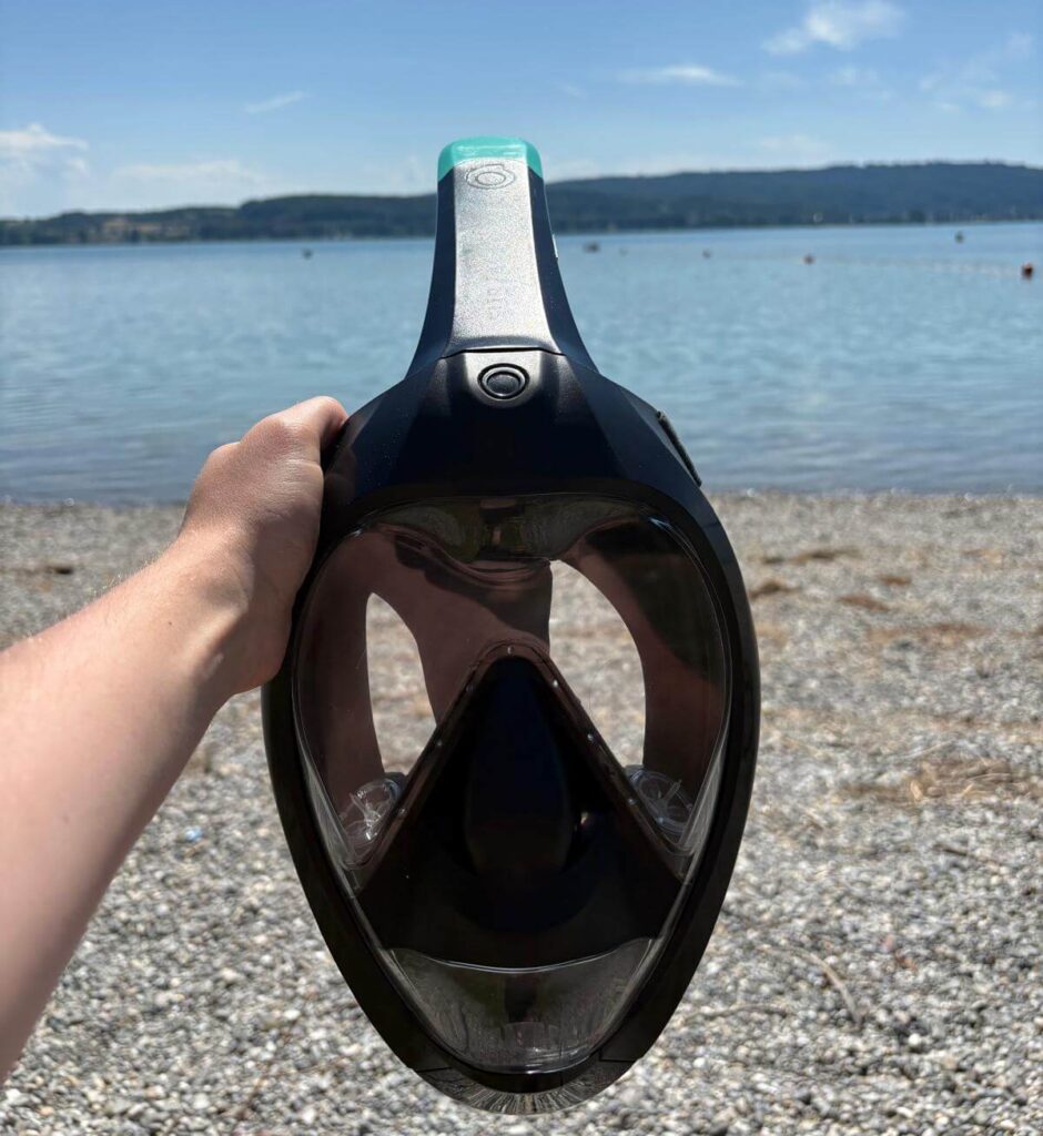 Subea Easybreath 900 vor dem Schnorcheln – Maske in der Hand mit Seepanorama