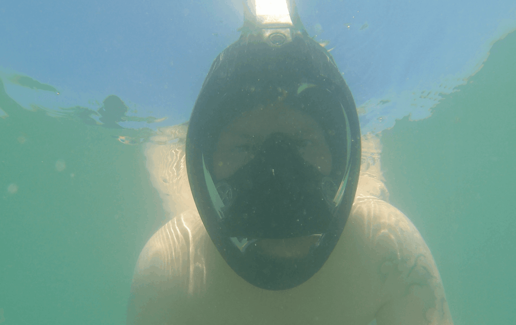 Taucher unter Wasser testet Subea Easybreath 900 beim Schnorcheln