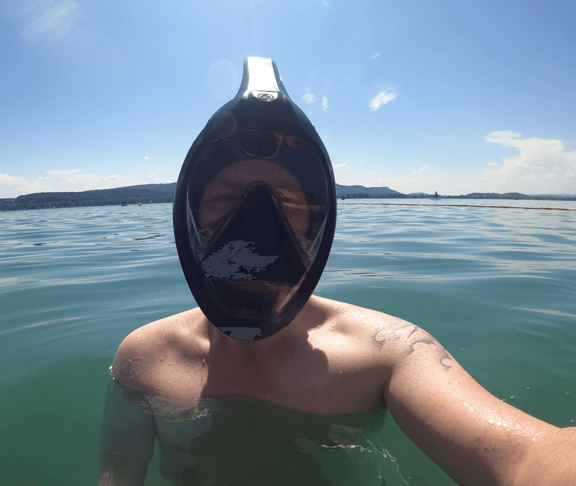 Schnorchelmaske auf dem Gesicht, getragen im flachen Wasser vor dem Schnorcheln