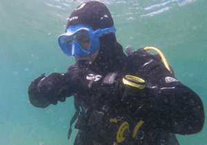 Taucher mit komplett vollgelaufener blauen Tauchmaske