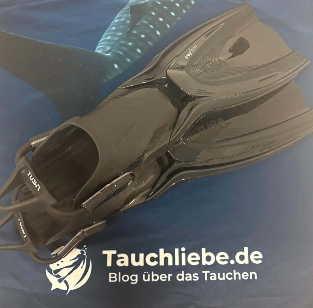 TUSA Hyflex Tauchflossen nebeneinander auf Tauchliebe.de Handtuch für Produkttest