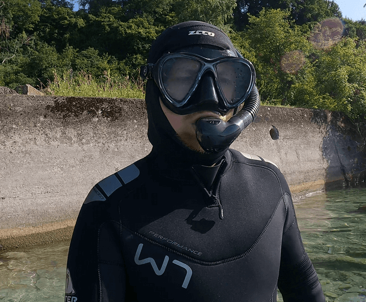 Schnorchler mit Maske und TUSA Hyperdry Elite II am Ufer vor dem Einsatz