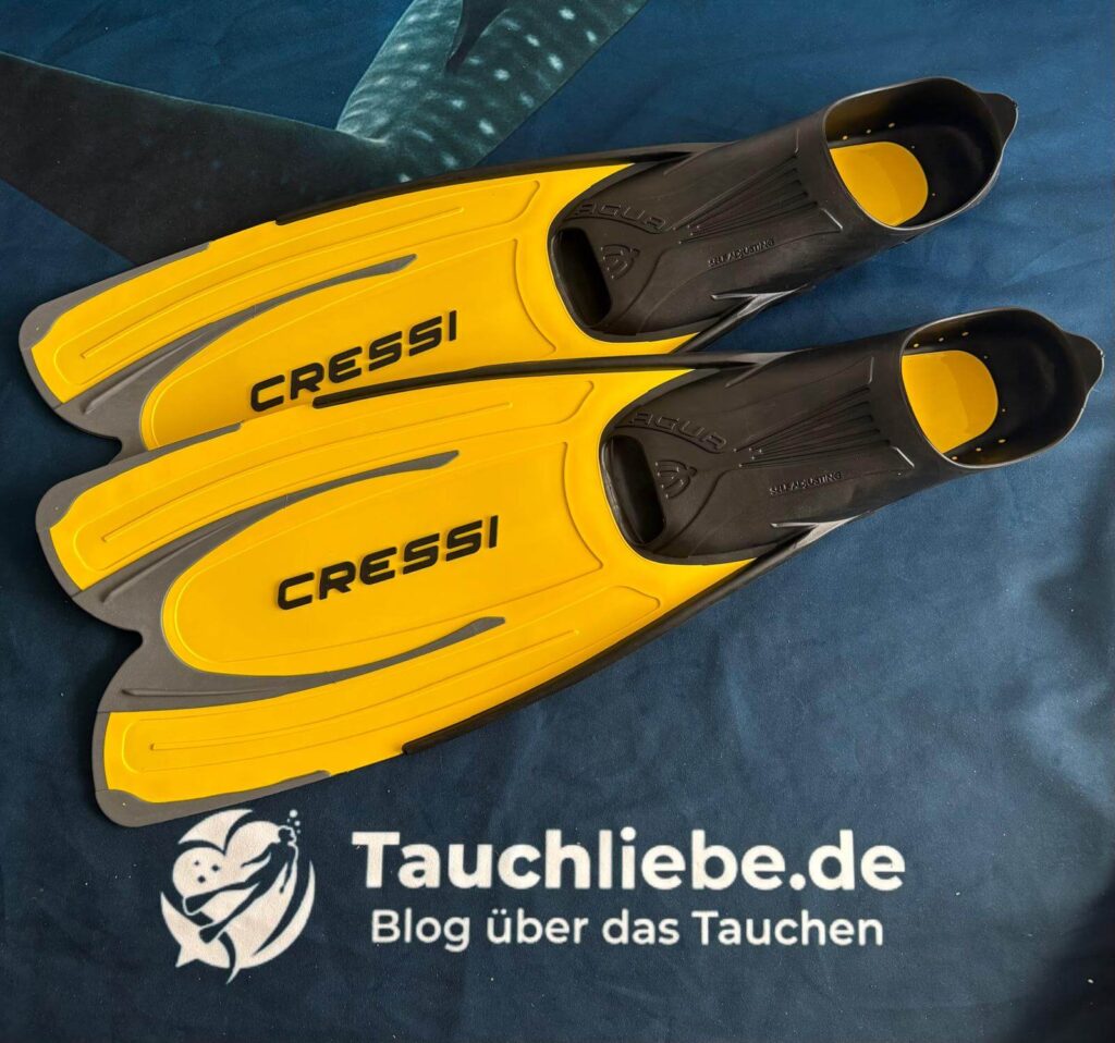 Cressi Agua Flossen auf Tauchliebe-Handtuch, Detailansicht