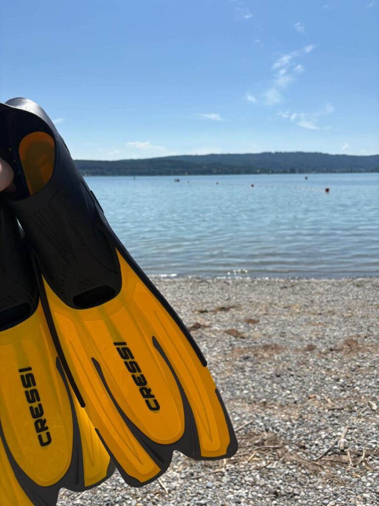 Cressi Agua Schnorchelflossen vor dem See in der Hand gehalten