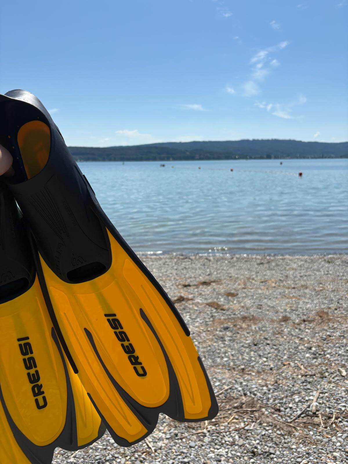 Cressi Agua Schnorchelflossen vor dem See in der Hand gehalten