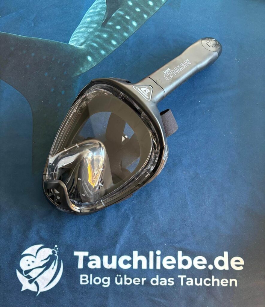 Maske liegt auf dem Tauchliebe.de Handtuch