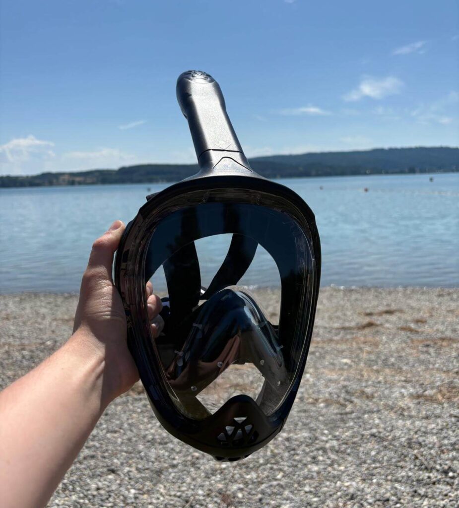 Cressi Java Vollgesichtsmaske in schwarzem Design wird in der Hand gehalten