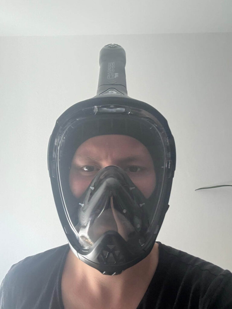 Maske auf Gesicht beim ersten Anziehen an Land – Sitz und Dichtprüfung