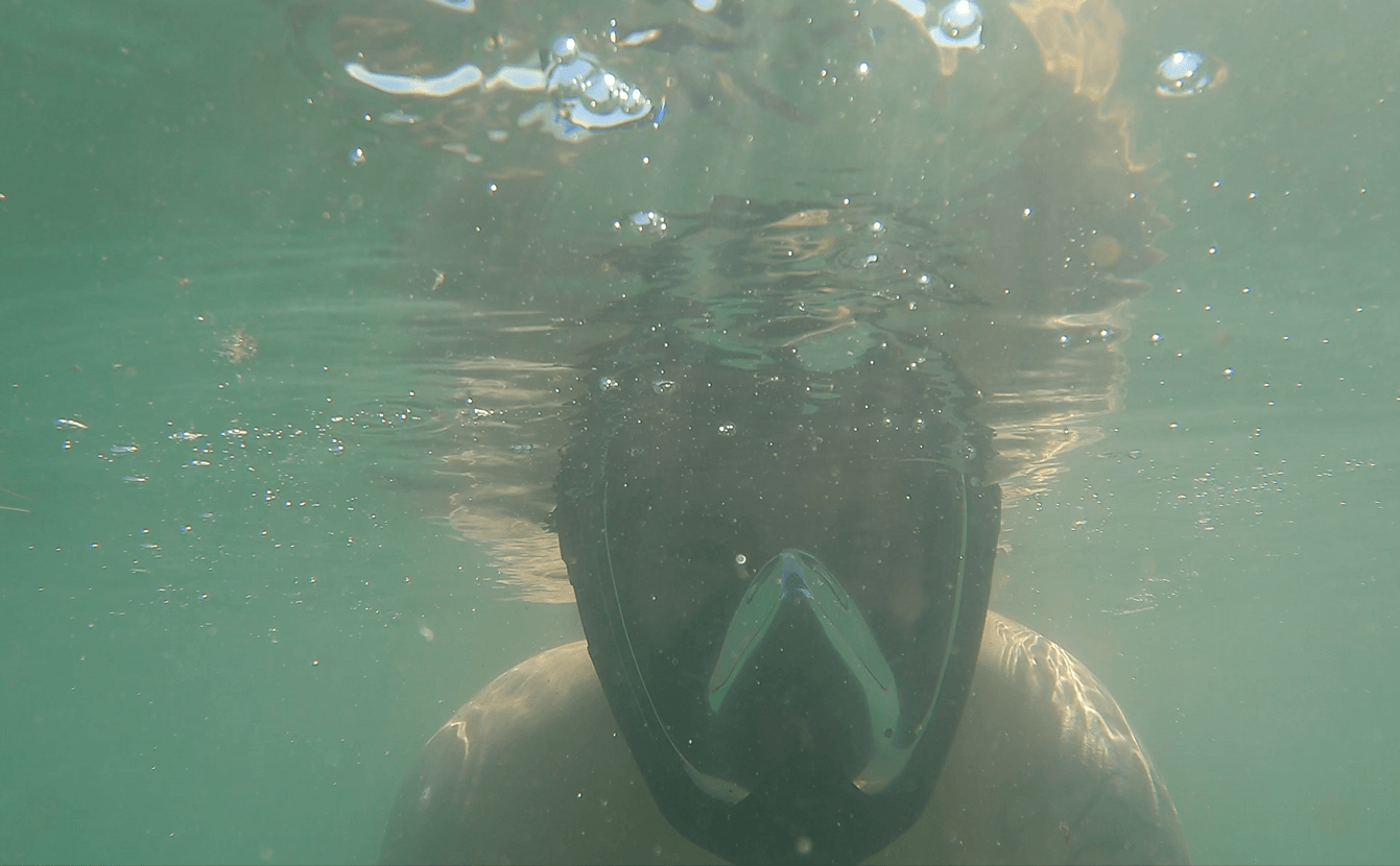 Schnorchler unter Wasser mit der Cressi Java Vollgesichtsmaske