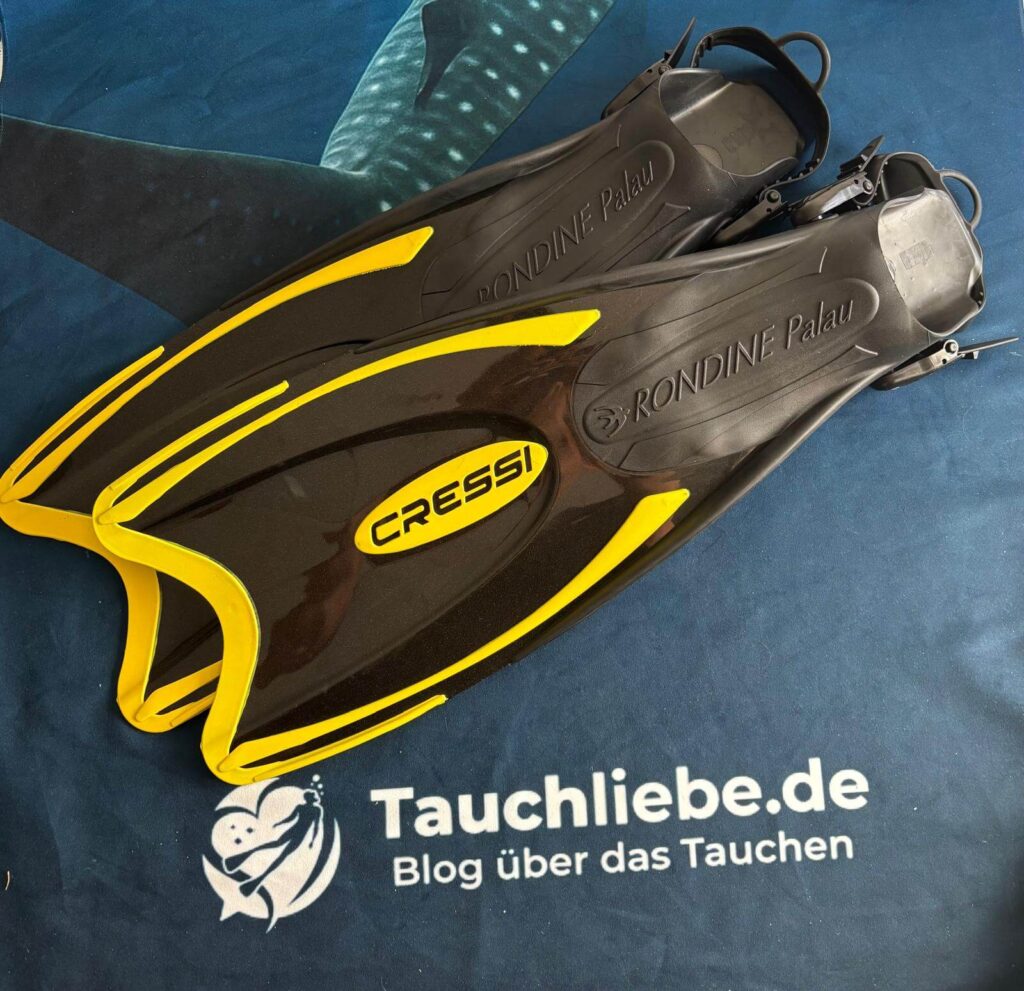 Cressi Palau Flossen auf Tauchliebe-Handtuch ausgebreitet, Nahaufnahme
