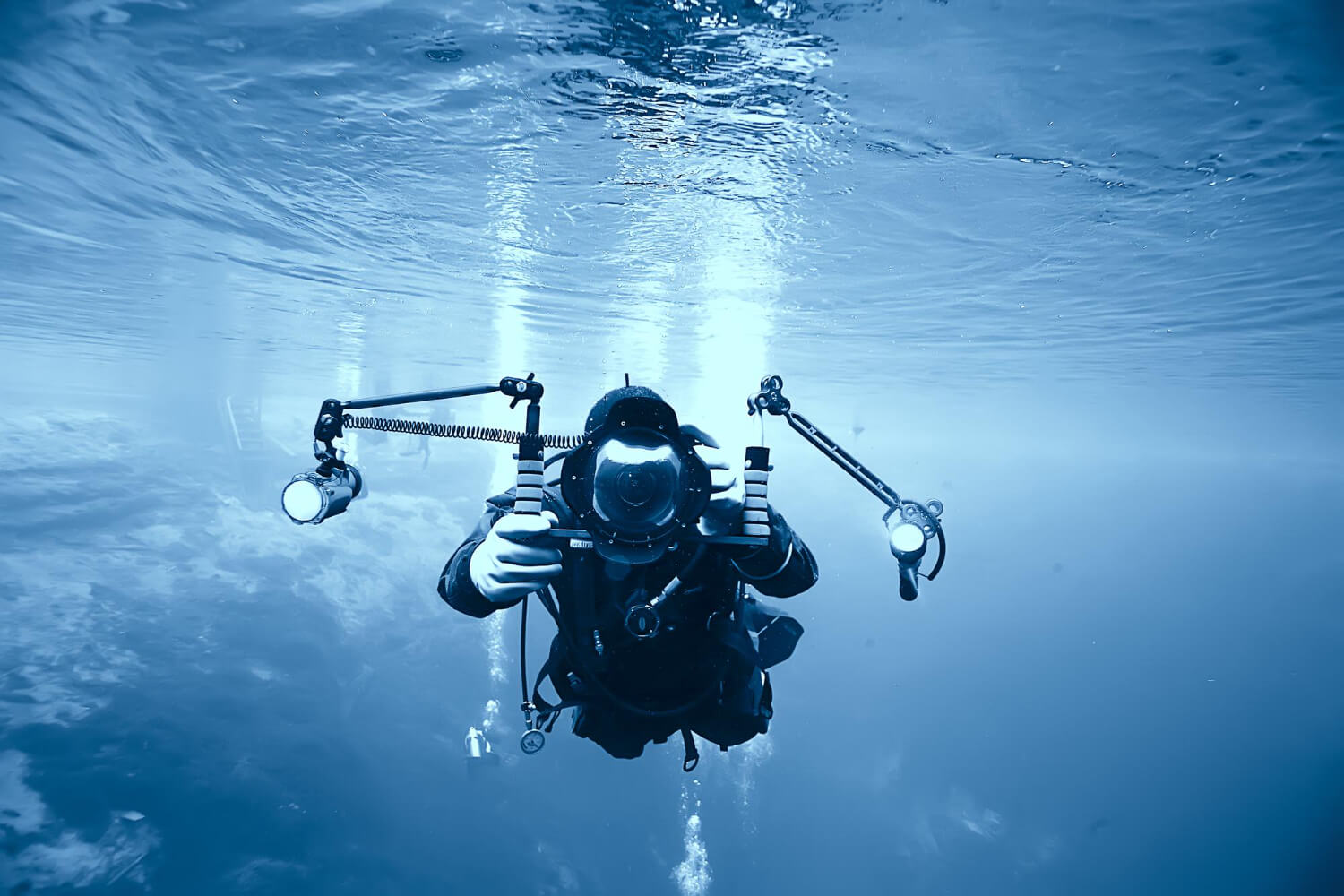 taucher filmt unterwasser mit der dji osmo action 5