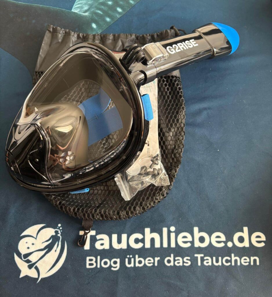 G2RISE Maske mit Netztasche auf einem Tauchliebe-Handtuch platziert
