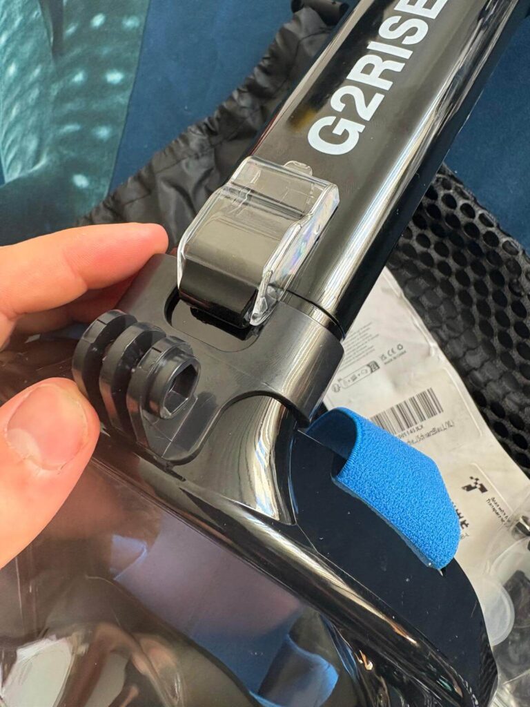 Detailaufnahme der Action-Cam-Halterung und Schnorchelbefestigung
