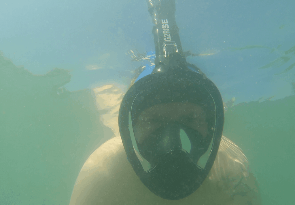 Schnorchler mit G2RISE Maske beim Tauchen unter Wasser