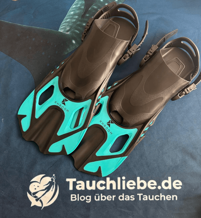 Schnorchelflossen kompakt ausgebreitet auf Handtuch