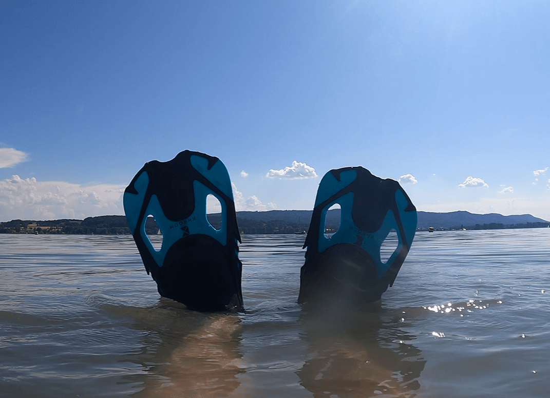 Tragetest der Khroom Flossen an den Füßen, über Wasser hochgestreckt