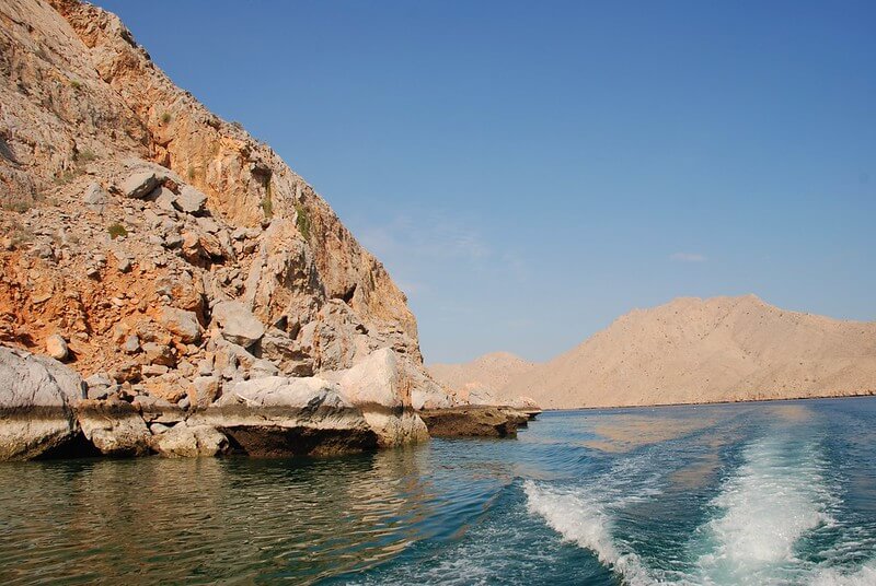 Küste der Musandam-Halbinsel im Norden des Oman – bekannt für spektakuläre Tauchgänge