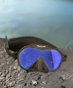 TUSA Zensee Pro Tauchmaske mit See im Hintergrund auf Mauer