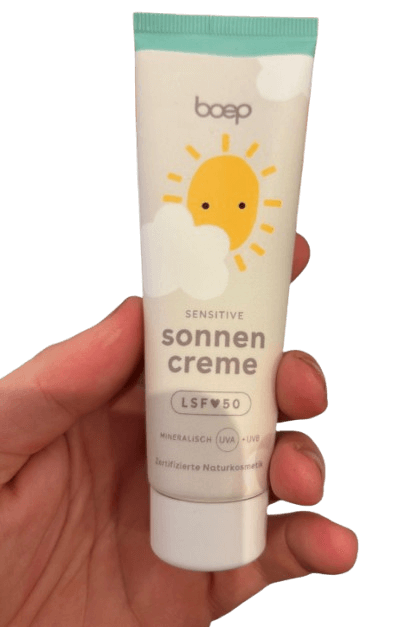 boep Sonnencreme mit LSF 50 wird in der Hand gehalten