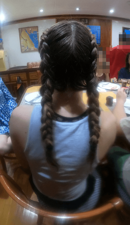 Geflochtener Zopf beim Tauchen mit langen Haaren als praktische Frisur