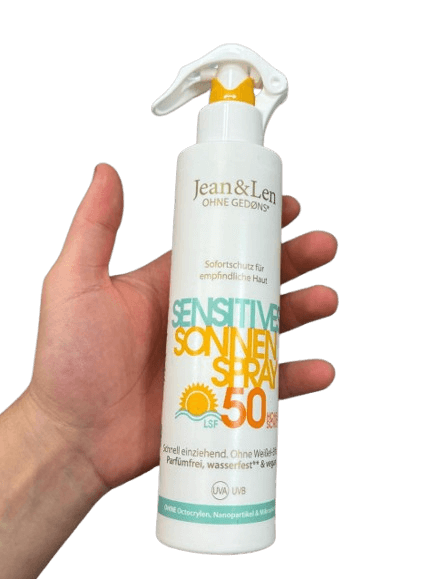 Jean & Len Senstive Sonnenspray wird in der Hand gehalten