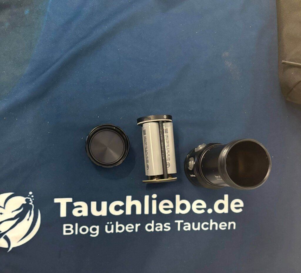 LetonPower L12 aufgeschraubt – drei 21700 Akkus neben dem Gehäuse platziert