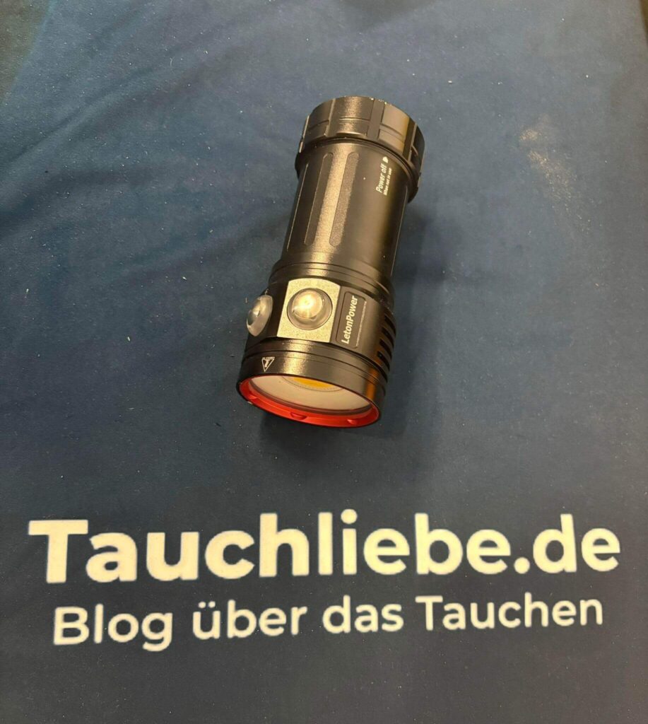 Nahaufnahme Videolampe auf Tauchliebe.de Handtuch