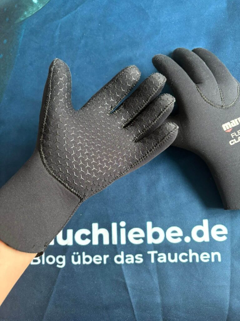 Rückseite der Tauchhandschuhe mit gummierter Grip-Beschichtung