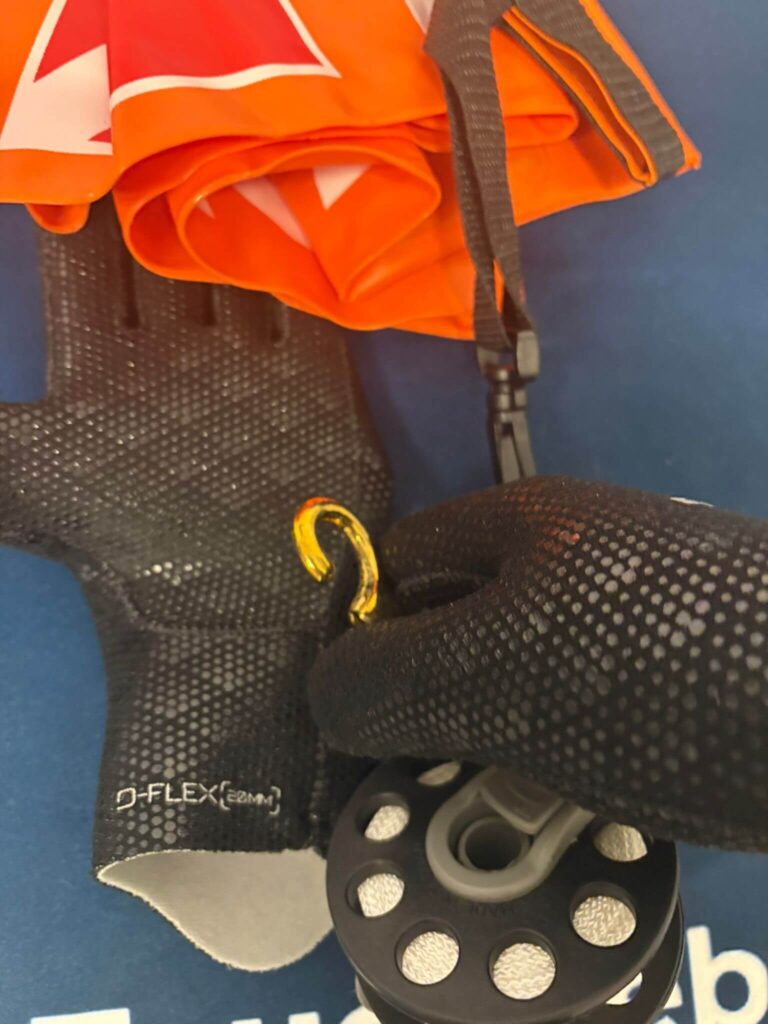 Beweglichkeitstest der Handschuhe beim Öffnen eines Karabiners